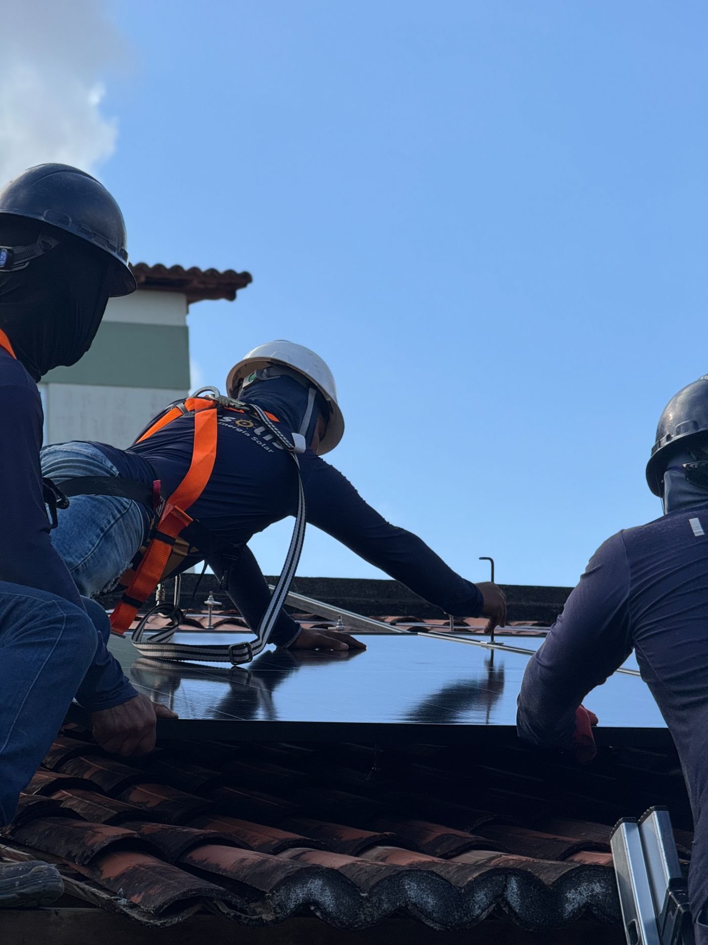 Equipe própria Intersolis instalando painéis em telhado residencial