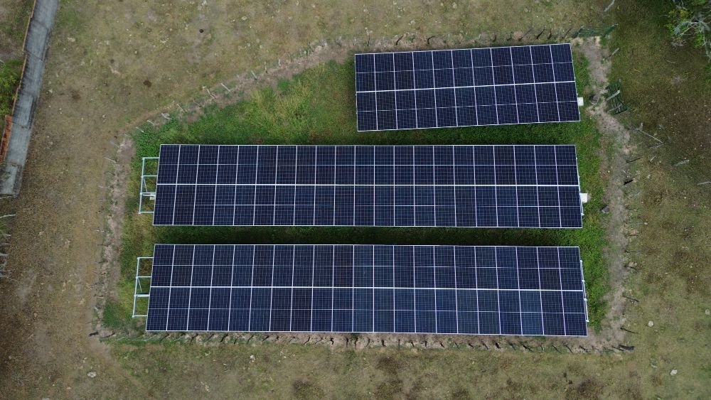 Usina solar em solo vista aérea
