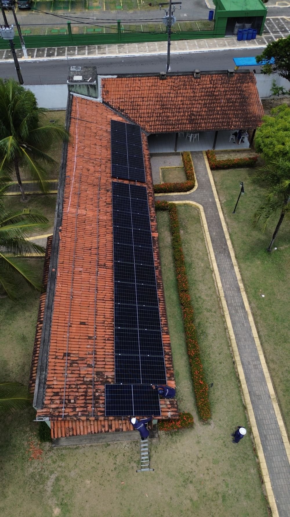 Instalação em telhado de cerâmica vista aérea