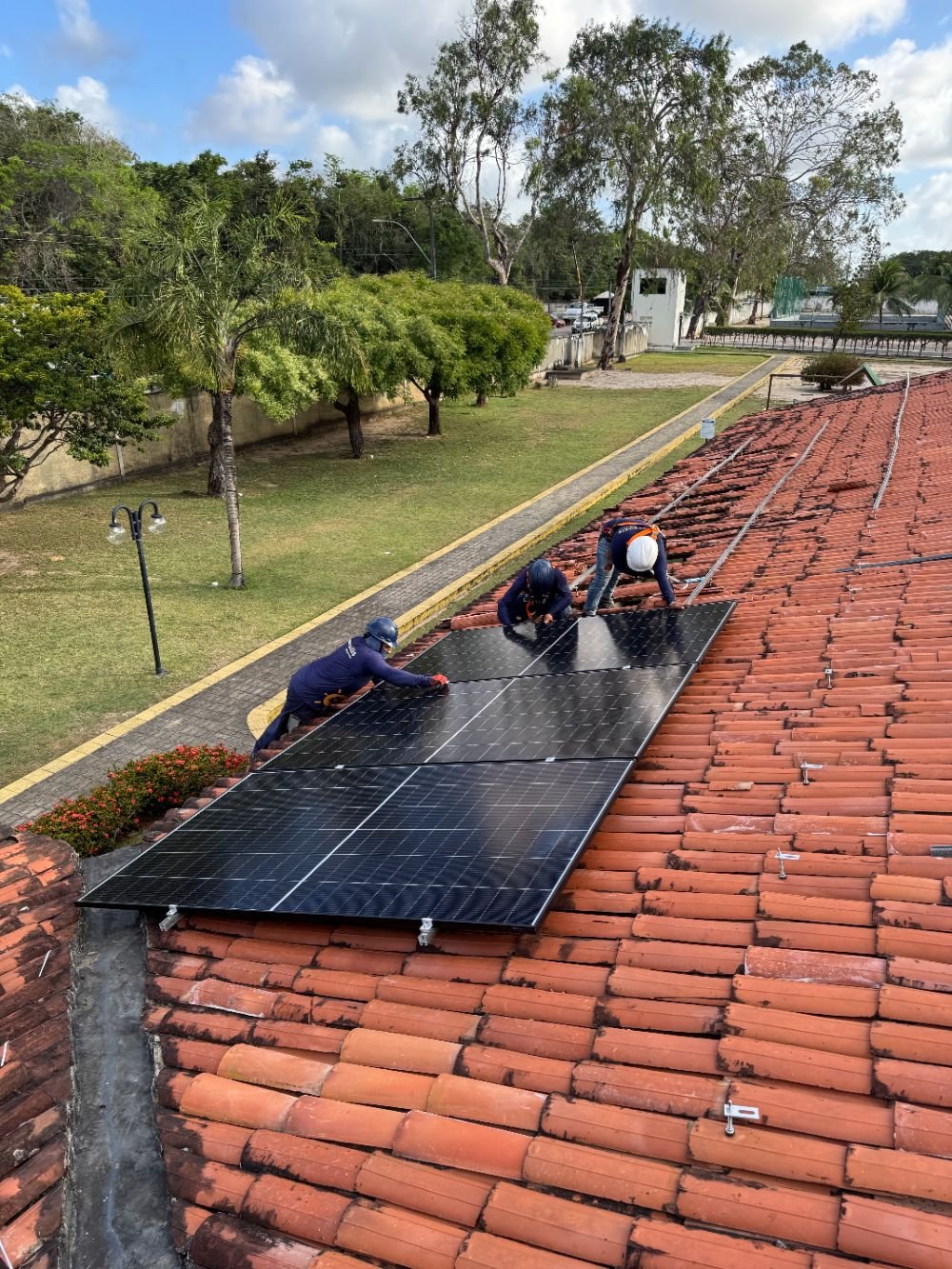 Equipe Intersolis instalando painéis em telhado