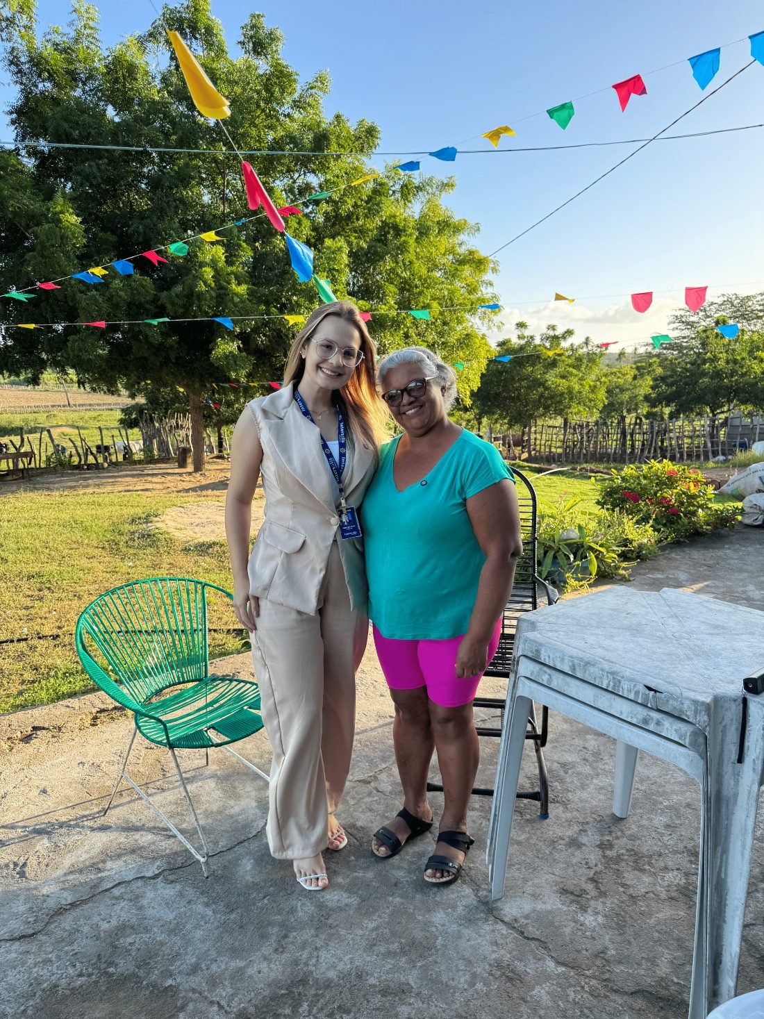 Colaboradora Intersolis com cliente atendida